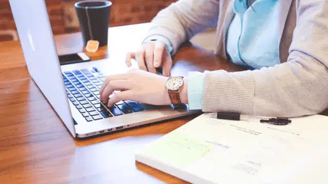 Images qui montrent une personne en train de travailler sur un ordinateur portable